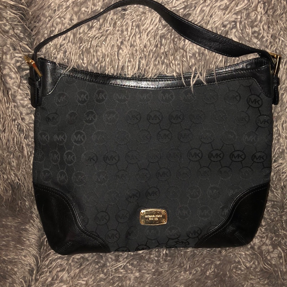 Like new barely used black Michael Kors pocketbook